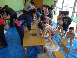 富山大学学生による科学実験教室片栗粉に水を入れた液体をたたいたり 握ったりすると固まる ダイラタンシー実験 を行ってくださいました 立っているだけだと沈んでいくのに 足踏みをすると液体の上なのに